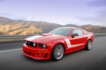 Красный Ford Mustang летит по бесконечному шоссе